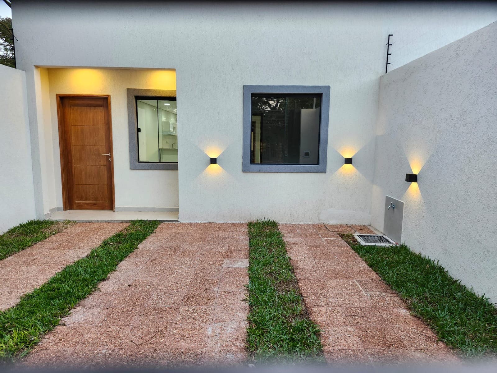 Se Alquila: Casa Moderna a Estrenar en Laurelty Luque Parrilla, Patio y Patio Trasero