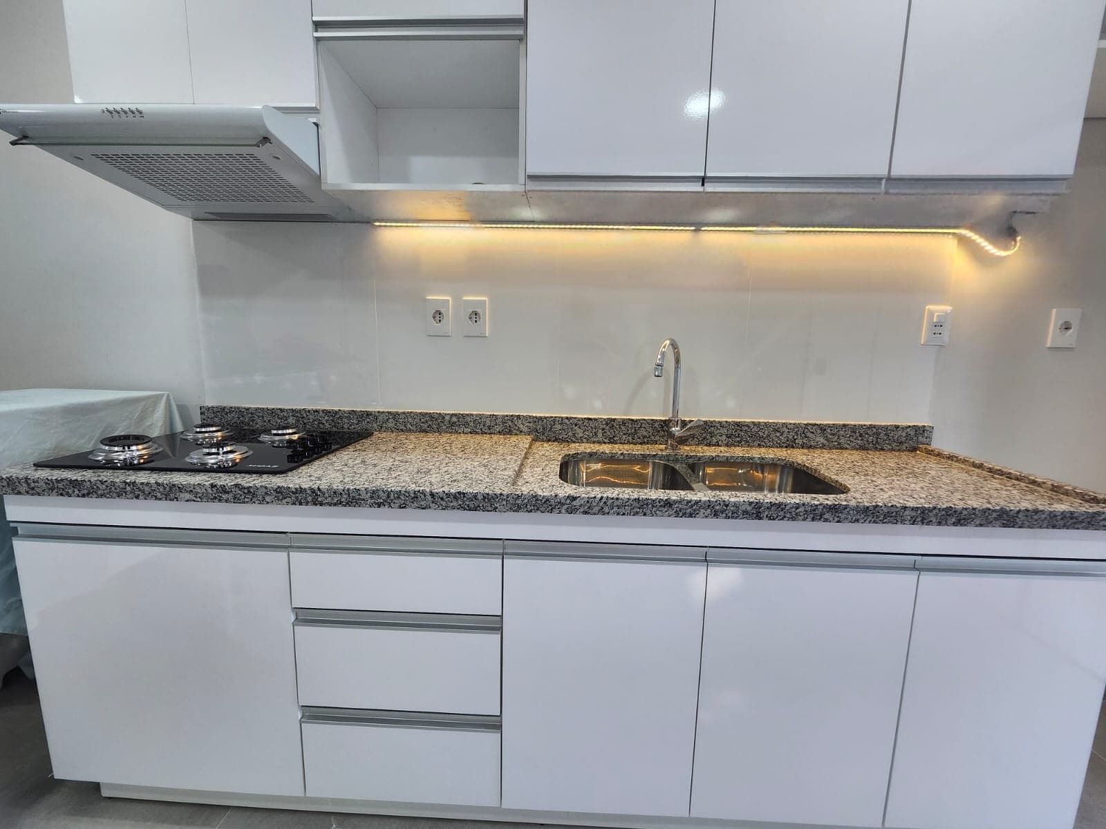 Se Alquila: Casa Moderna a Estrenar en Laurelty Luque Parrilla, Patio y Patio Trasero – 2