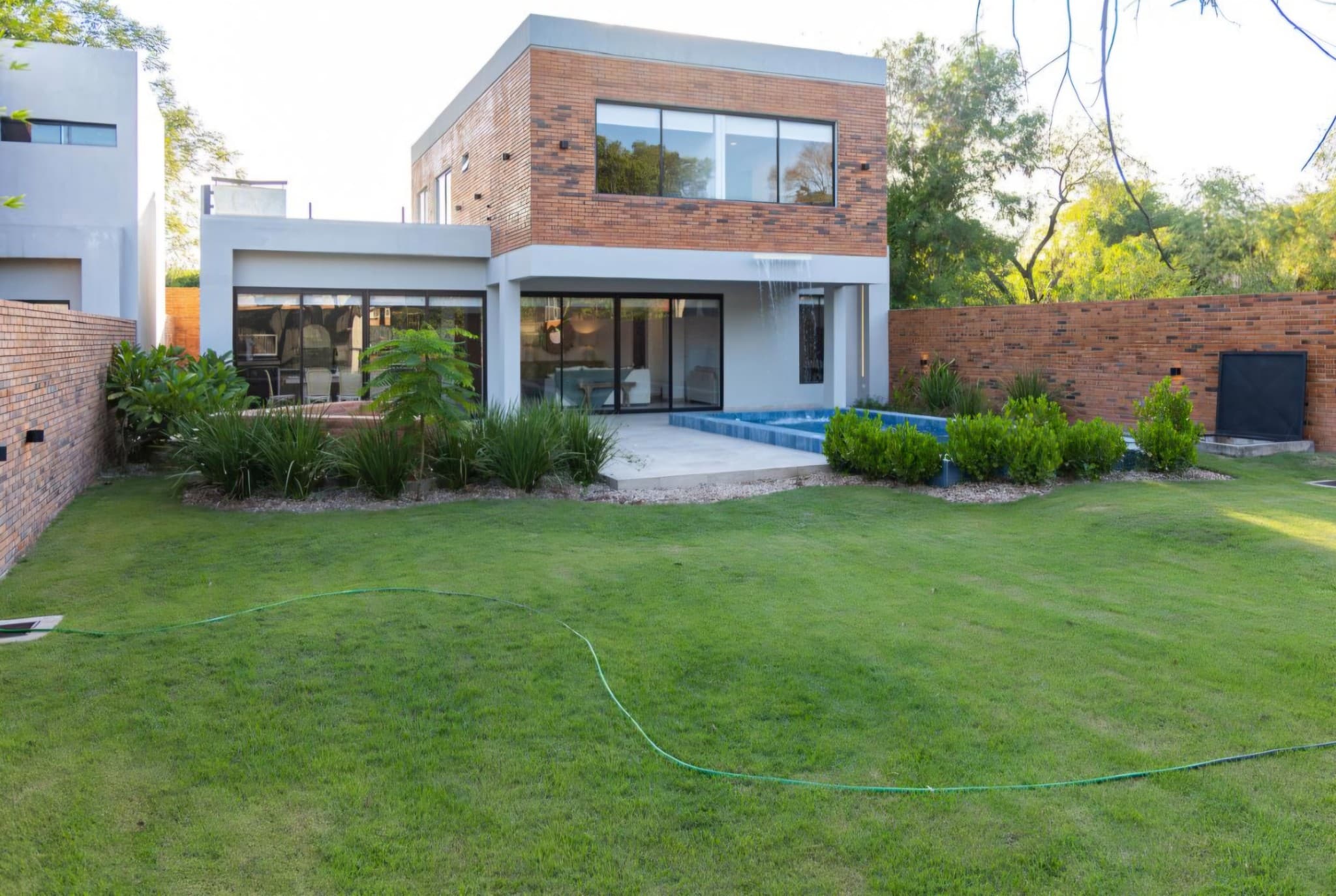Residencia familiar ideal en relacion confort costo beneficio ,CASA PUEBLO ✨ Modernidad y elegancia definen esta propiedad, con espacios amplios y cómodos para disfrutar con amigos o familia.