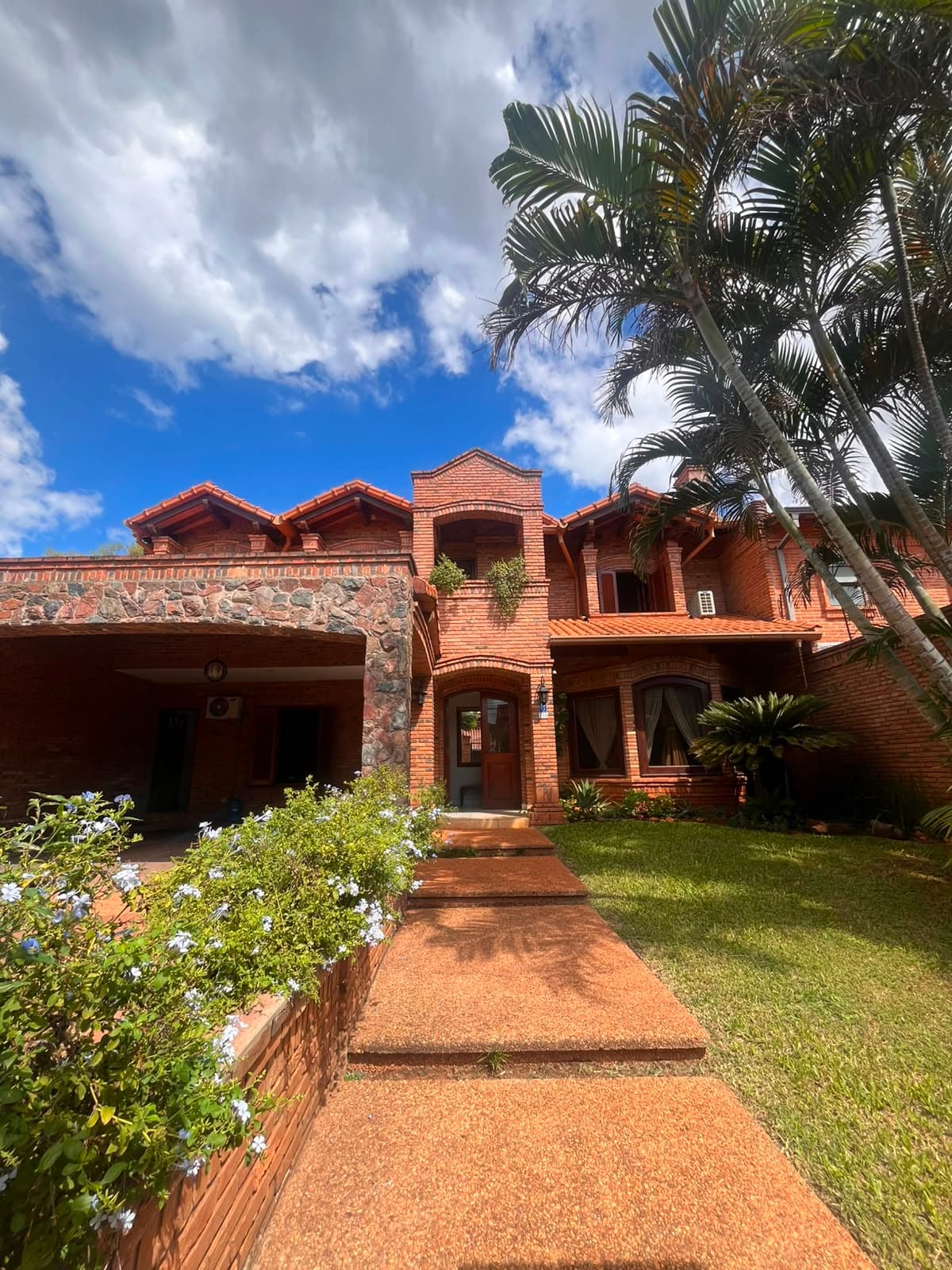 En alquiler: Residencia de estilo y amplios espacios en Barrio Las Lomas – 2