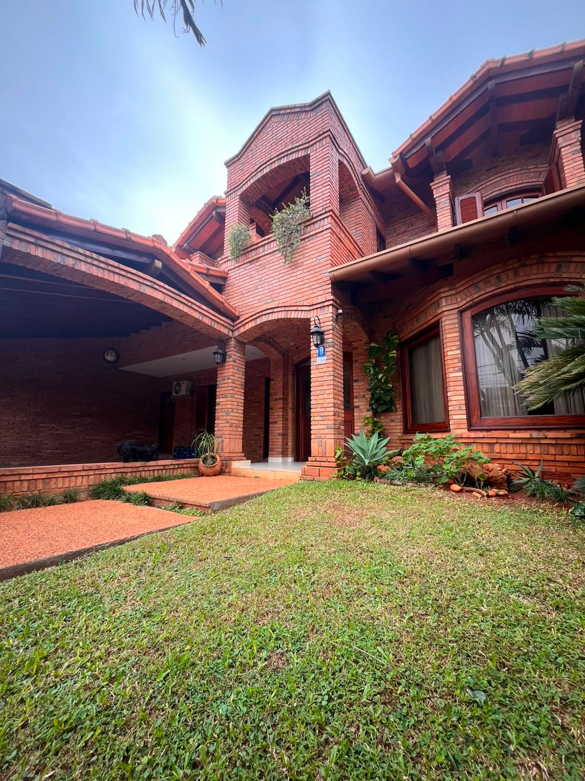 En alquiler: Residencia de estilo y amplios espacios en Barrio Las Lomas – 3