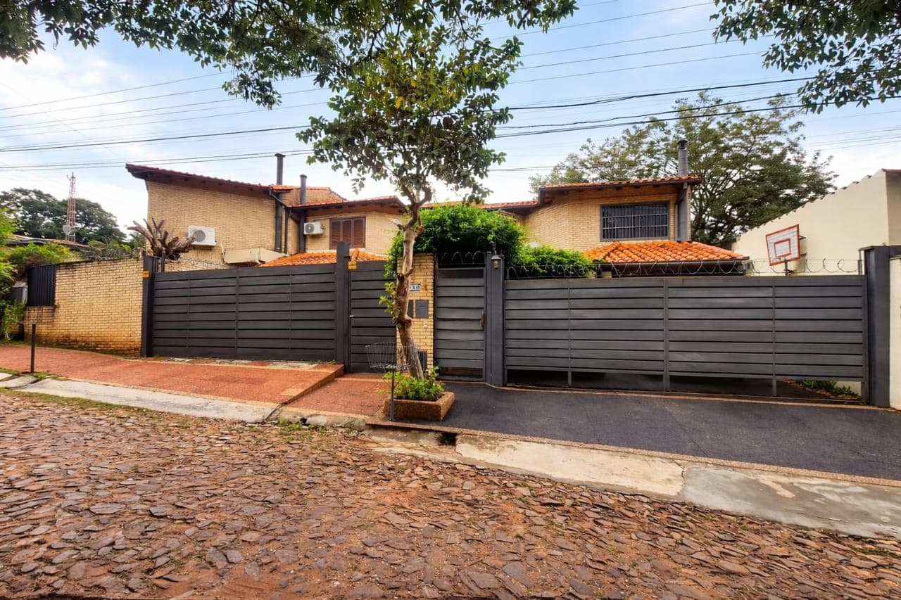 EN VENTA - DUPLEX DE 3 DORMITORIOS EN BARRIO MBURUCUYA