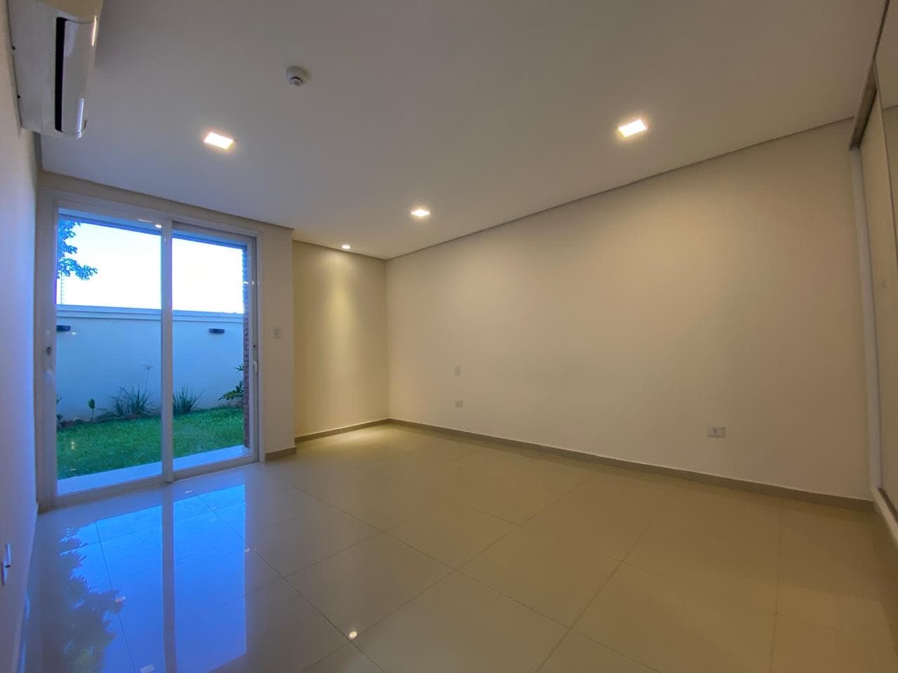 Alquiler Amplio departamento de 3 habitaciones con Patio propio en Herrera, Asunción – 2