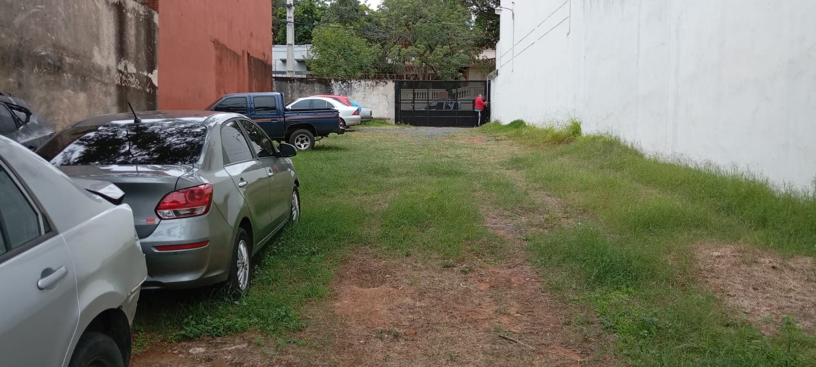 Terreno Excepcional de 601m² a Pasos de Félix Bogado: ¡Tu Proyecto Soñado Espera! Con portón basculante y muros perimetrales, este lienzo en blanco es perfecto para la casa de tus sueños o un lucrativo desarrollo de apartamentos. – 3