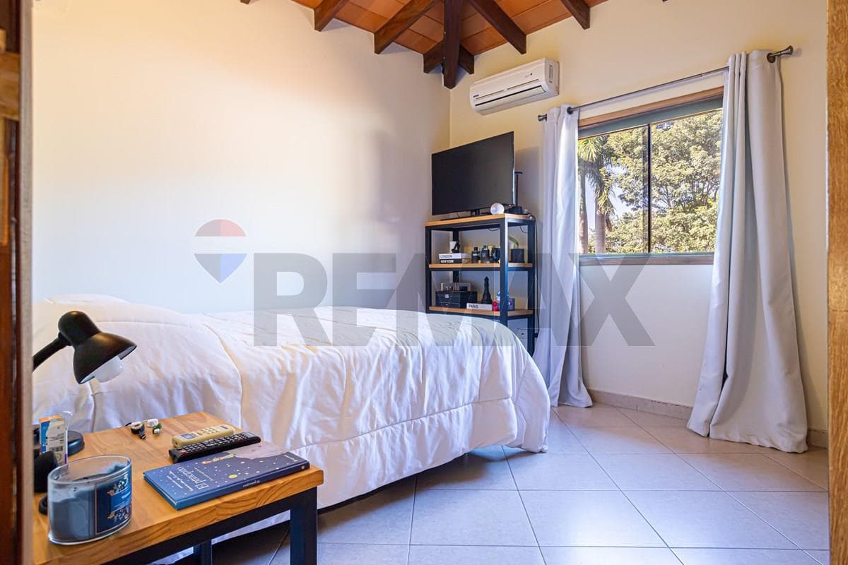 Casa con 4 Dormitorios y amplio patio en Lambaré – 3
