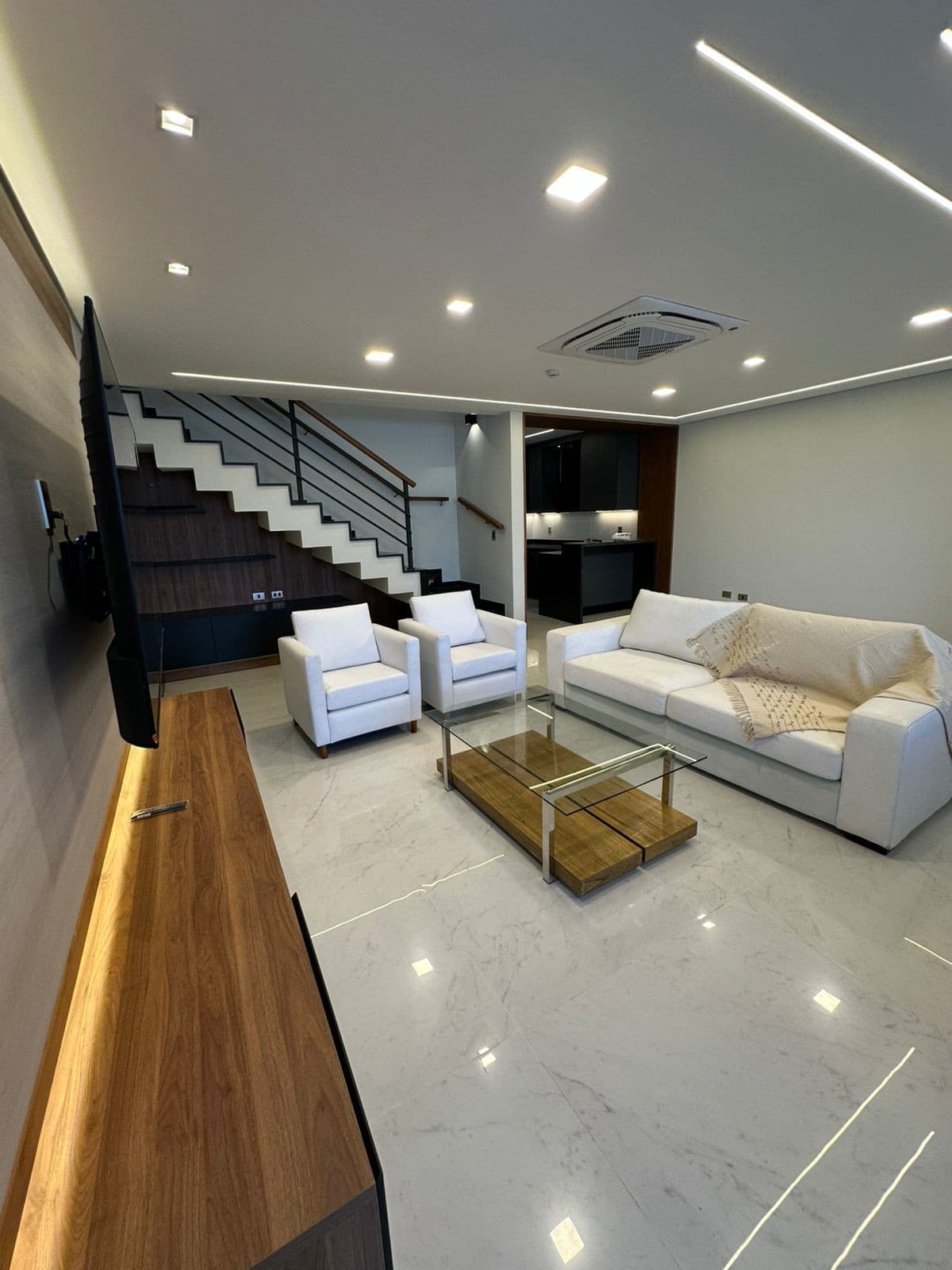 Exclusiva Casa Pareada a Estrenar: Lujo y Confort en Alquiler – 3