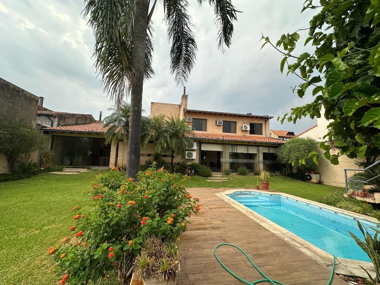 ALQUILER DE AMPLIA RESIDENCIA CON PISCINA EN BARRIO JARA