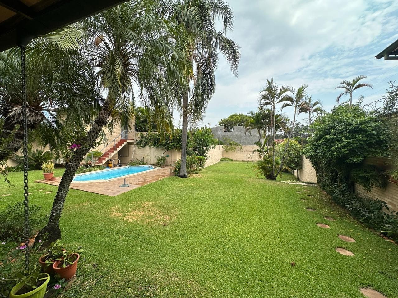ALQUILER DE AMPLIA RESIDENCIA CON PISCINA EN BARRIO JARA – 2