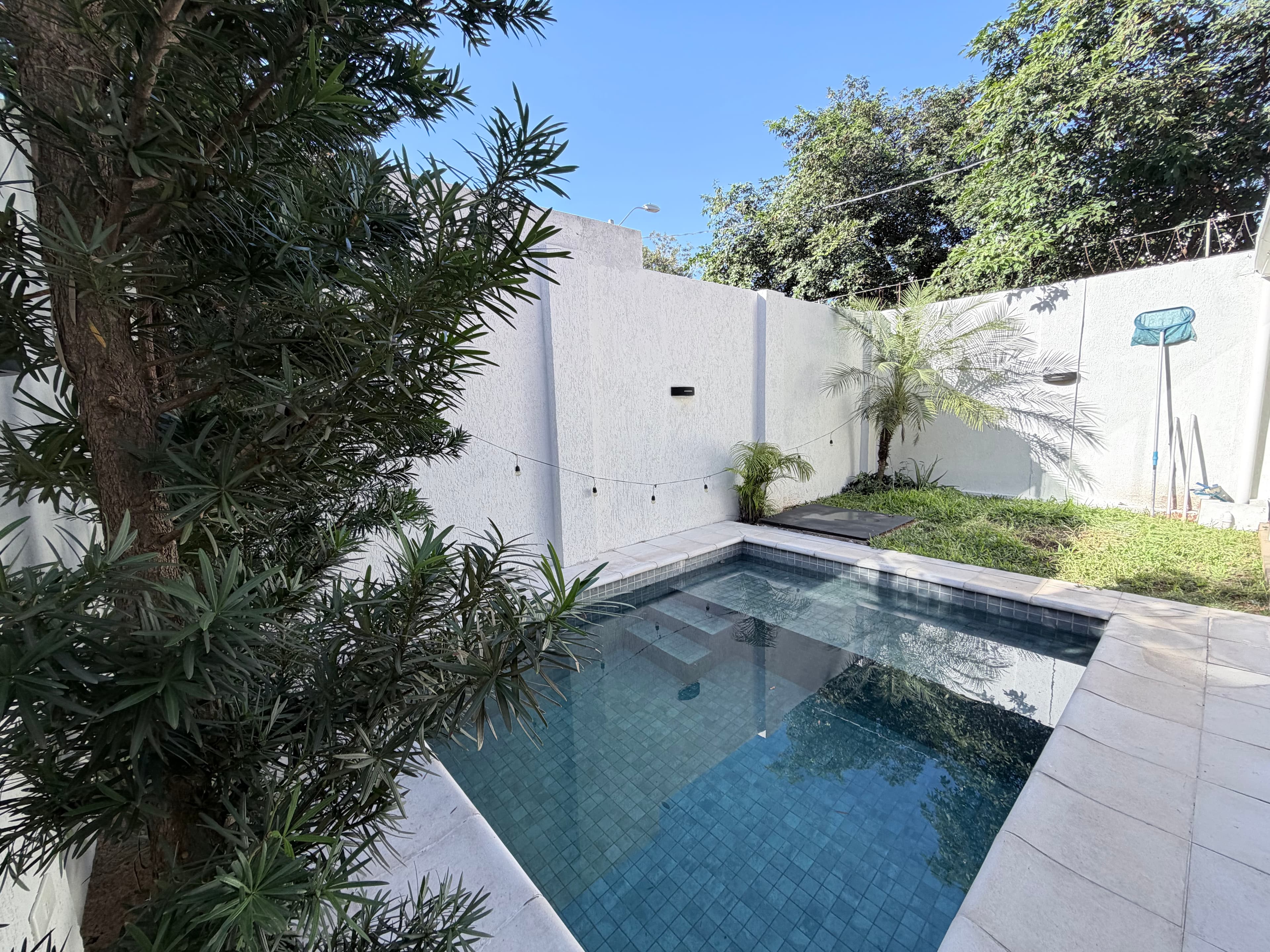 Alquilo amplio duplex en barrio Cerrado