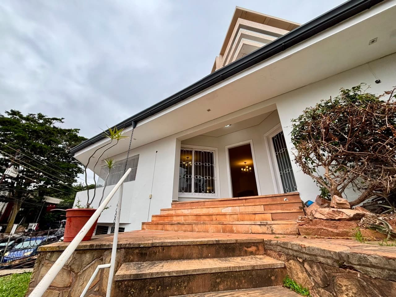 Casa Comercial en Alquiler sobre Av. Mariscal López – 2