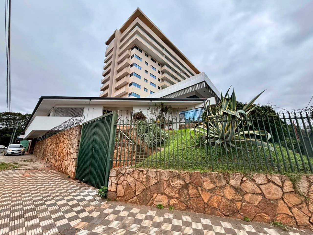 Casa Comercial en Alquiler sobre Av. Mariscal López – 3