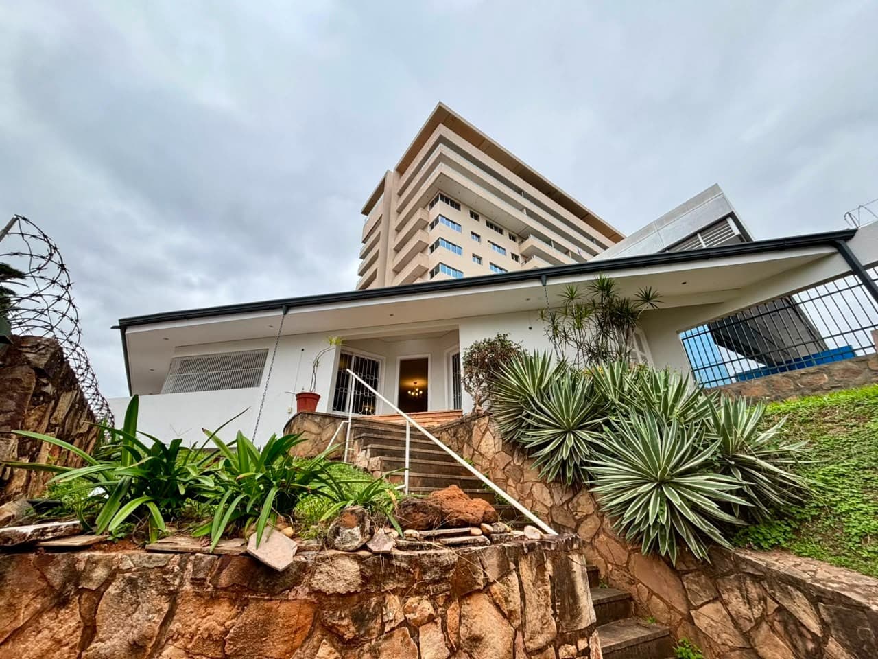 Casa Comercial en Alquiler sobre Av. Mariscal López