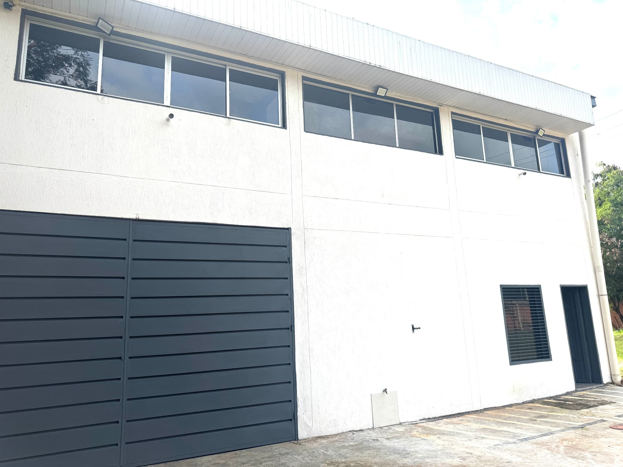 EXCELENTE DEPOSITO CON OFICINAS CORPORATIVAS EN ZONA AEROPUERTO S. PETIROSSI ,LUQUE.