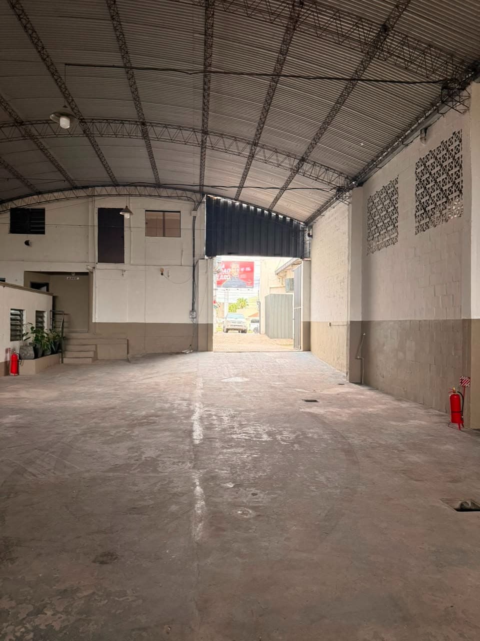 ALQUILO TINGLADO DE 462 M2 EN UBICACIÓN ESTRATÉGICA SOBRE AVENIDA PERÓN Y GRAL SANTOS – 3