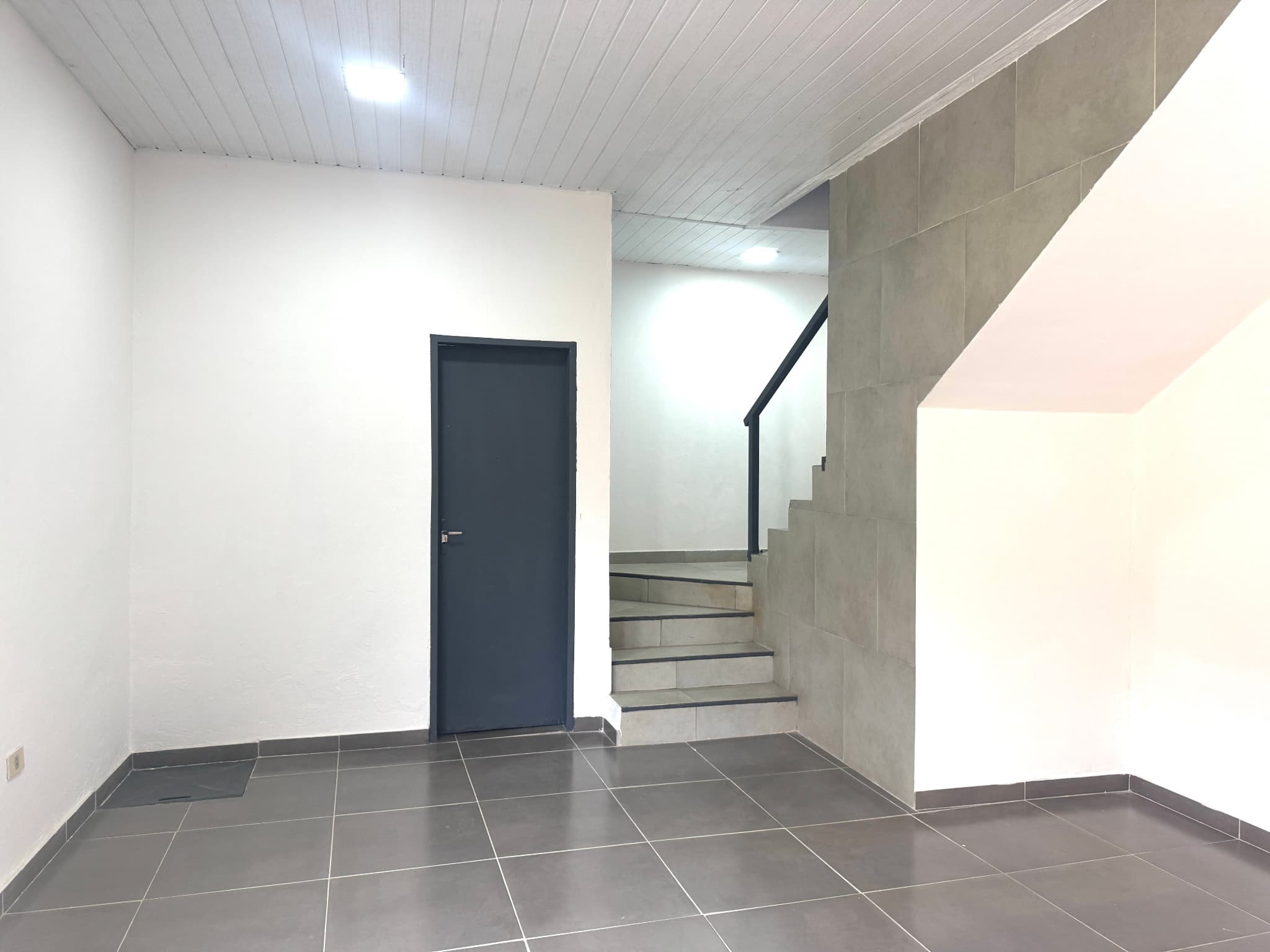 EXCELENTE DEPOSITO CON OFICINAS CORPORATIVAS EN ZONA AEROPUERTO S. PETIROSSI ,LUQUE. – 3