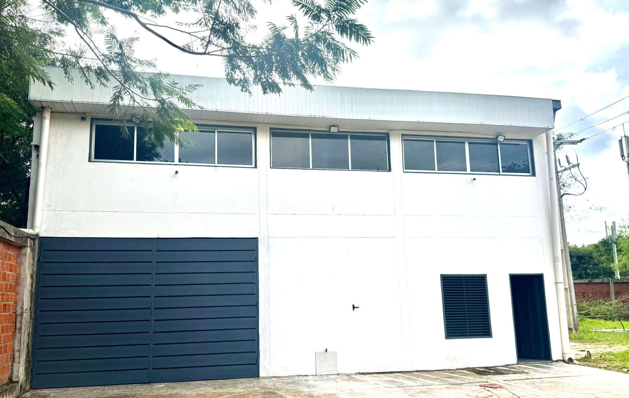 EXCELENTE DEPOSITO CON OFICINAS CORPORATIVAS EN ZONA AEROPUERTO S. PETIROSSI ,LUQUE. – 2