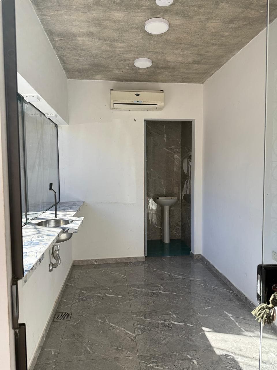 Alquilo salón para cafetería en la estratégica ubicación de Villa Aurelia, sobre la calle Victor Heyn. – 2