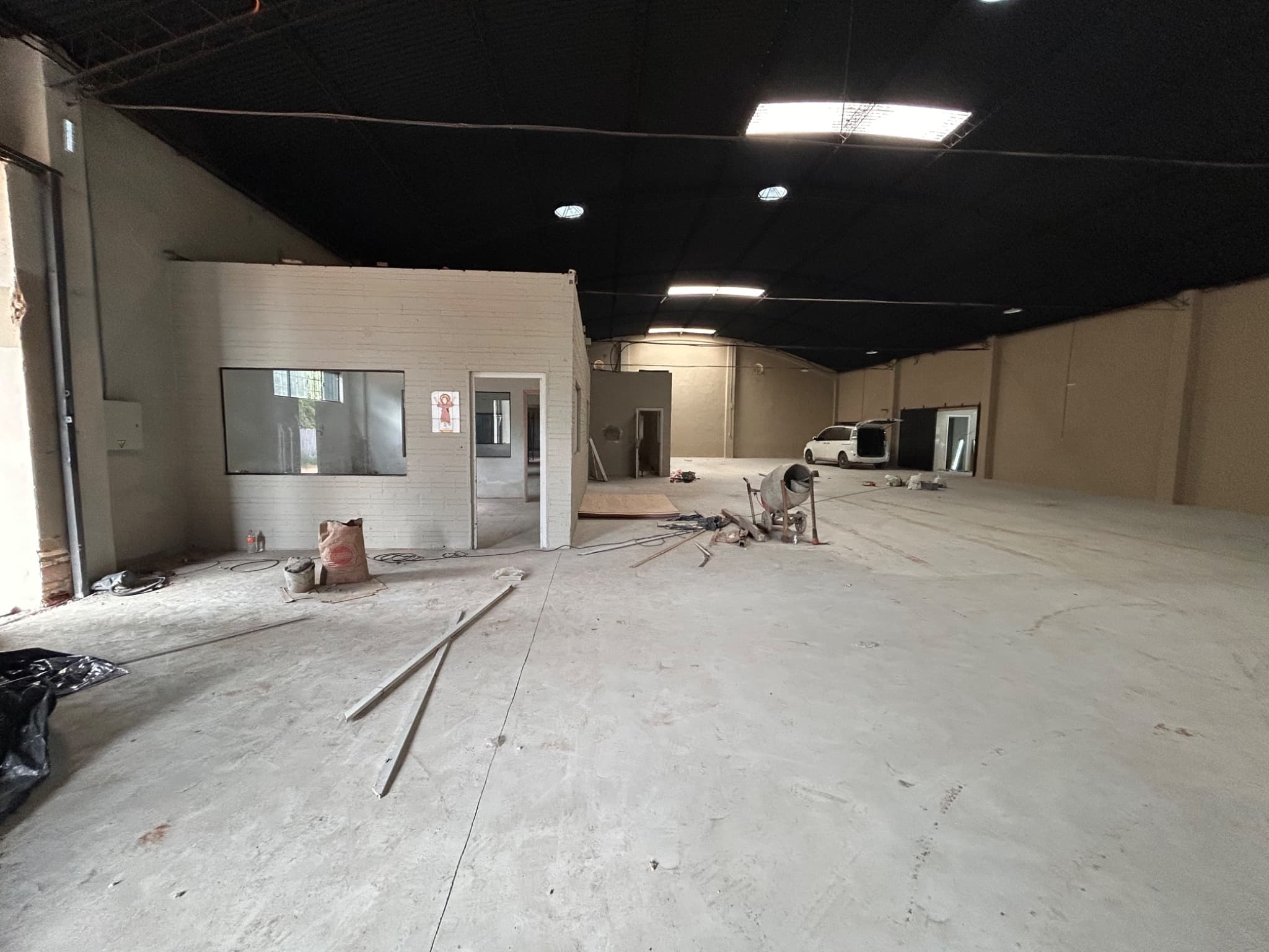Alquiler! Tinglado con oficinas en Fdo. de la Mora, A 2 cuadras de Madame Lynch – 3