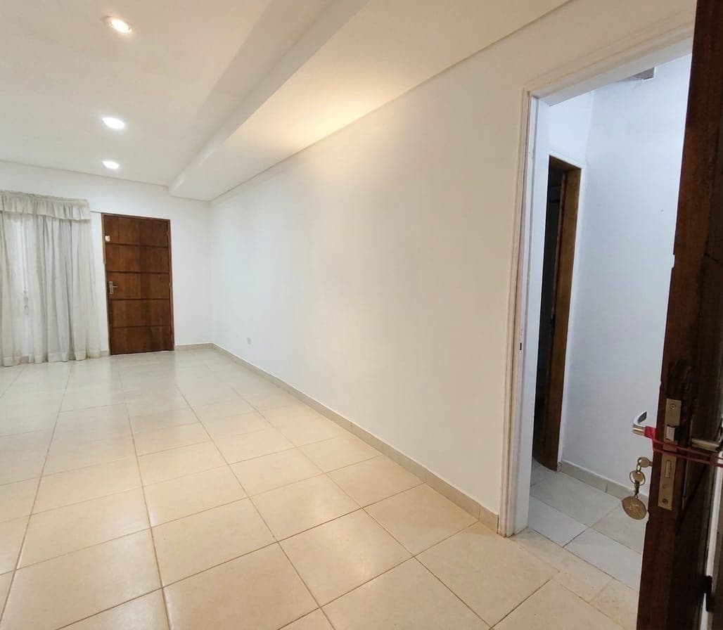 ALQUILO CASA EN LAMBARE BARRIO YBATE 2 HABITACIONES + DEP INDEPENDIENTE – 3
