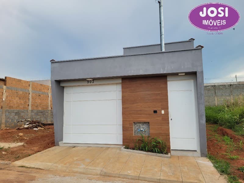 Casa para venda com 3 drmitórios sendo 1 suíte, com 80,40 m² de construção, no Residencial Júlio Alves em Alfenas/MG
