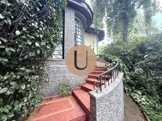 Casa com 1.400 m² de terreno e jardim exuberante na Vila Olímpia