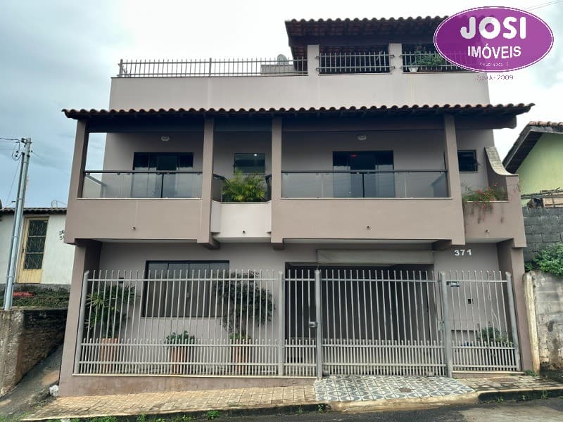 Casa triplex para venda, com 160 m² de construção, 3 dormitórios sendo 1 suíte, apenas 5 minutos da Praça Getulio Vargas