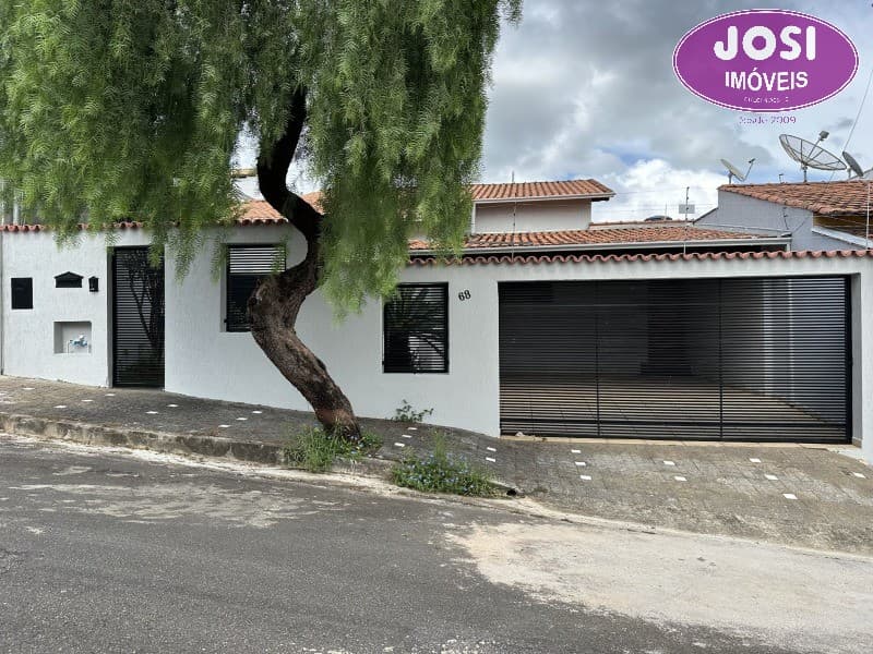 Casa para venda com 3 dormitórios sendo 1 suíte, 190 m² de construção, no Residencial São Lucas em Alfenas/MG, por R$ 720.000,00