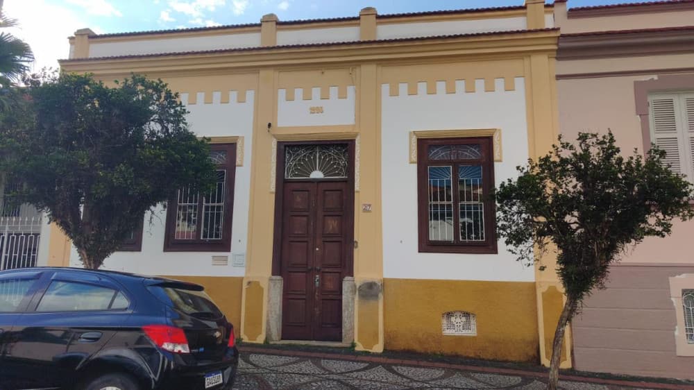 Grande Oportunidade: Casa com 6 Quartos no Centro de Amparo